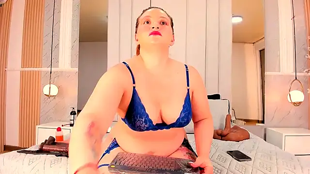 JuliaDavis 1 online show from June 30, 8:52 pm