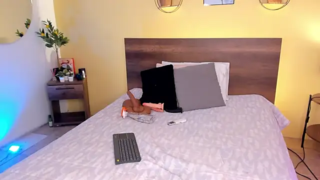 EmaaaBrown  online show from December 23, 6:17 am