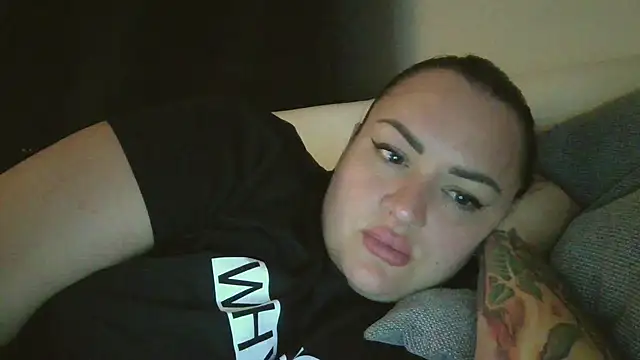 Snapshot of AliTemptress chatting on October 5, 3:44 am AliTemptress online show from October 5, 3:44 am