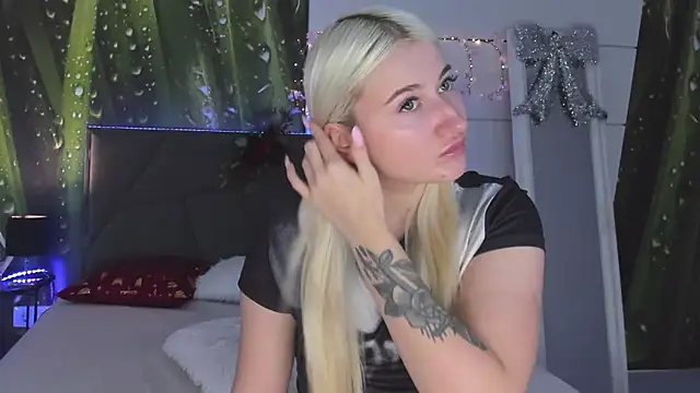 HollyTailors online show from December 22, 6:38 am