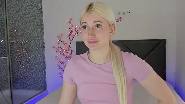 HollyTailors online show from March 15, 1:02 pm