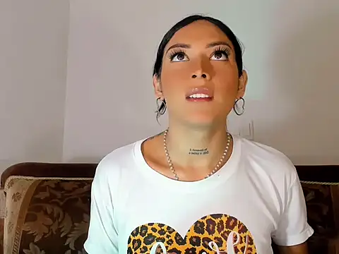 Megan Gil  online show from October 10, 2:00 pm