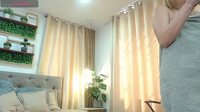 zohet kriss online show from October 16, 3:03 pm