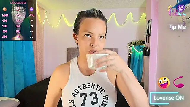 MiSofialeal online show from April 27, 5:43 pm