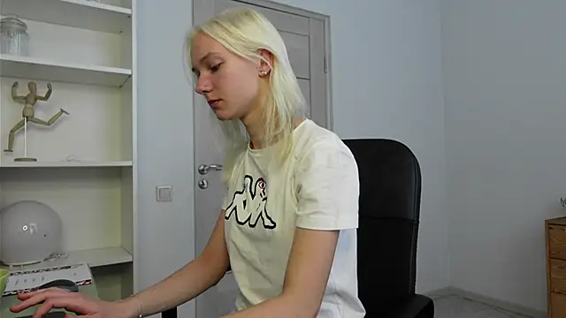 Snapshot of Laura_Chaplin chatting on September 16, 1:41 pm Laura Chaplin online show from September 16, 1:41 pm