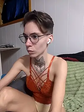 HoneySquirrel online show from April 6, 6:20 pm