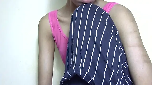 smallcuute online show from February 4, 6:49 am