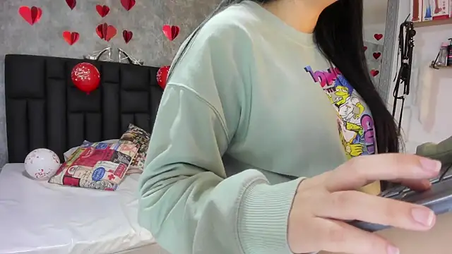 crystaldarliing online show from February 12, 1:24 pm