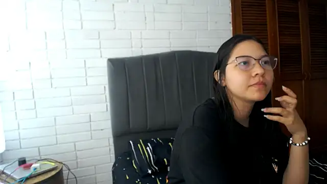 Naia Stant online show from October 28, 8:35 pm