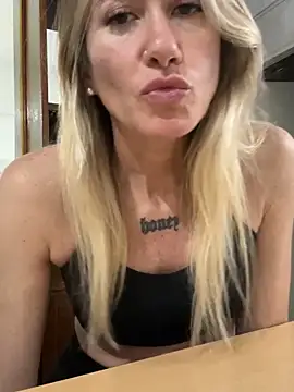 Snapshot of caritadeangellll chatting on October 15, 9:39 pm caritadeangellll online show from October 15, 9:39 pm