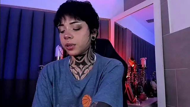 misstomie  online show from March 26, 7:10 am