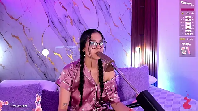 Emmiicute online show from April 17, 9:50 pm