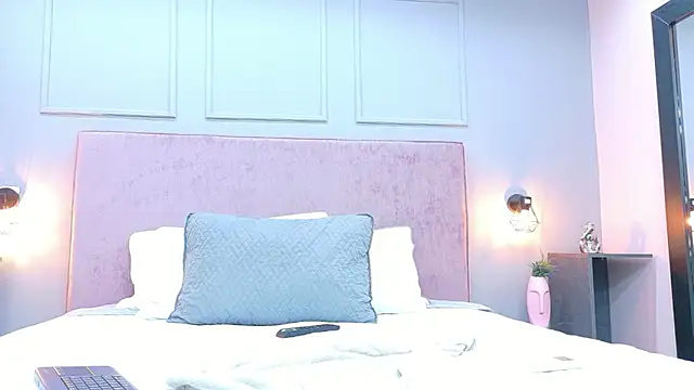 Camila Hill  online show from March 31, 1:00 pm