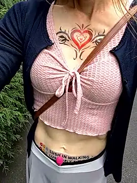 Snapshot of pink-mai chatting on September 16, 1:02 am pink-mai online show from September 16, 1:02 am