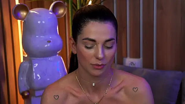 EllyLynn online show from April 18, 7:07 pm