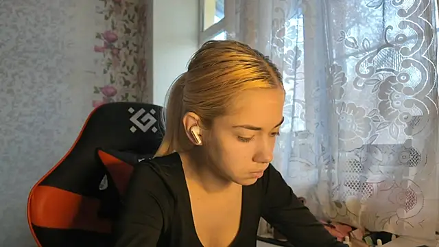 Witching Moon online show from November 5, 7:35 am