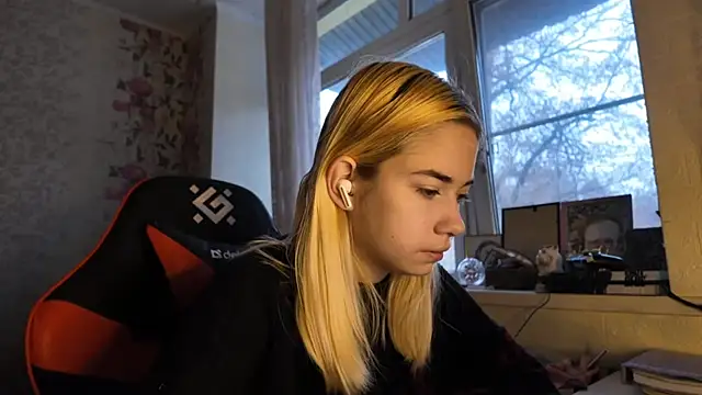 Witching Moon online show from November 21, 7:32 am