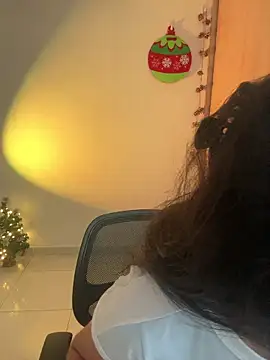 LauraCatalina online show from December 20, 1:04 pm