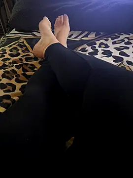 feetwithlottielou online show from October 15, 8:39 am