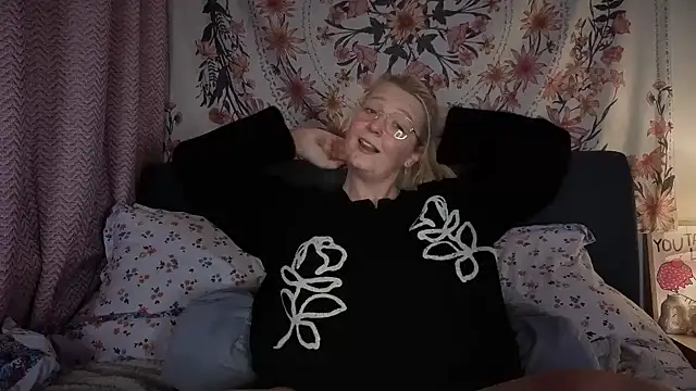 Daisyxoxo  online show from February 19, 9:13 pm