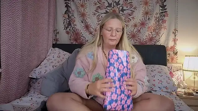 Daisyxoxo  online show from November 14, 9:15 pm