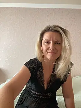 AliceSwan4011 online show from September 13, 1:41 pm