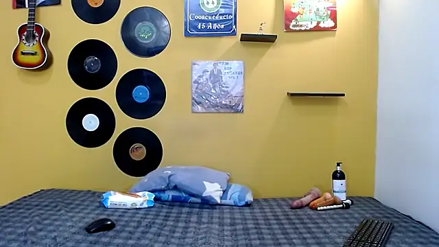 skinnyverus18 online show from March 22, 7:53 pm