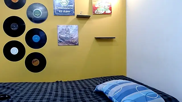 skinnyverus18 online show from February 14, 7:38 pm