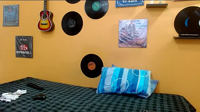 skinnyverus18 online show from December 18, 7:07 pm