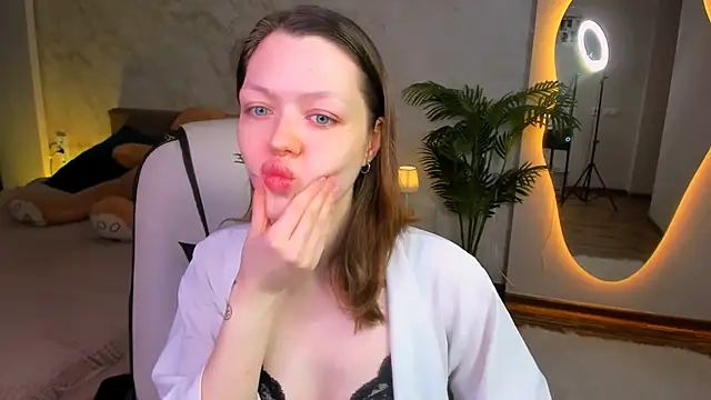 Lunar Lily online show from December 1, 5:33 am