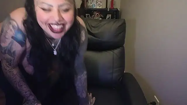 chicanachic13 online show from April 18, 4:48 am