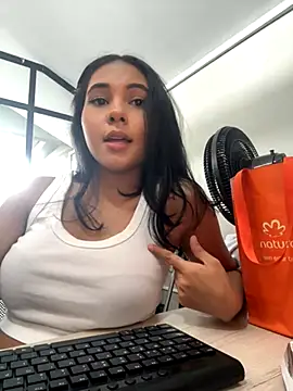 AlinnaRosee  online show from December 2, 4:31 pm