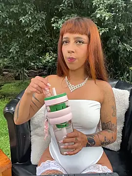 AliceMrtnz online show from April 18, 4:53 pm