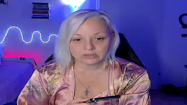 Linsy Kim online show from April 4, 7:13 pm