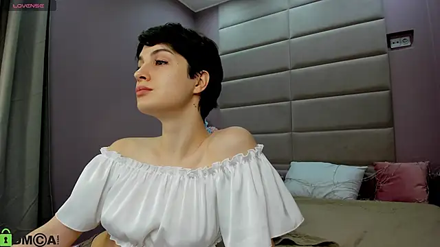 Adeline Perle online show from November 10, 1:22 am