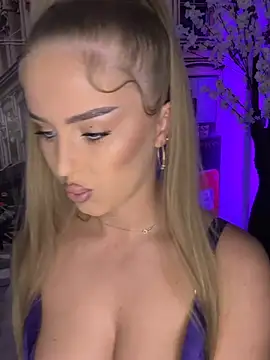 AubrieleRouj1 online show from April 19, 6:32 pm