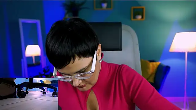 LauraDavidsons online show from December 14, 7:30 pm