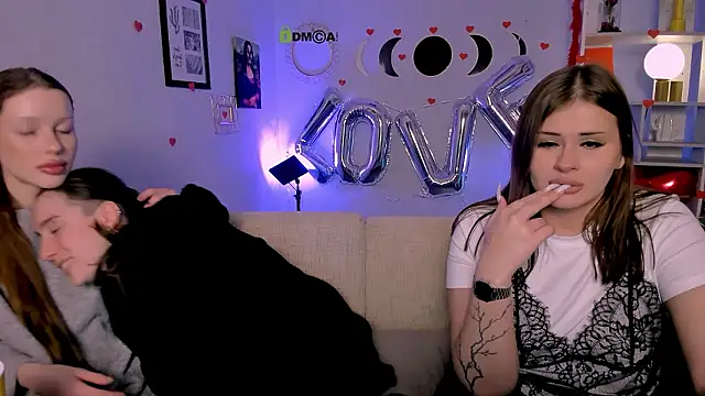 khloebeauty online show from February 13, 8:10 pm