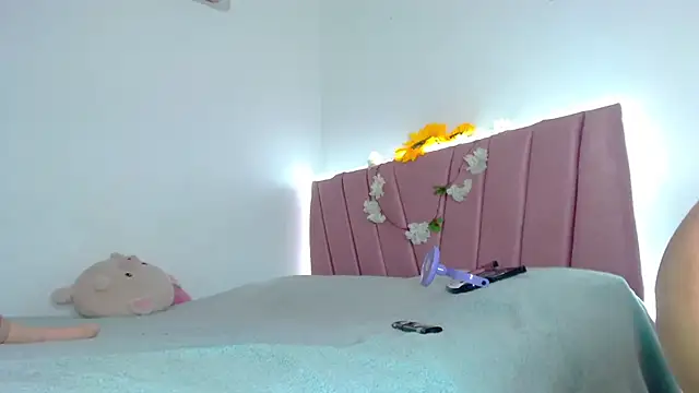 Liahdiaz  online show from September 12, 1:07 pm