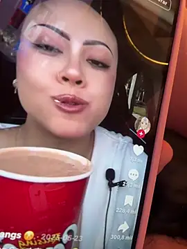 luluzinhax online show from April 15, 6:03 am