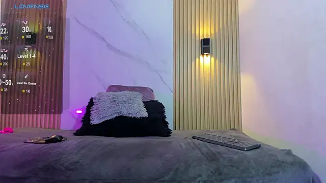 Valentinaliux  online show from February 18, 11:31 am