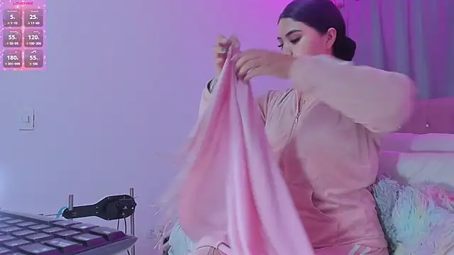 Nayla-Mouna online show from March 25, 7:28 pm