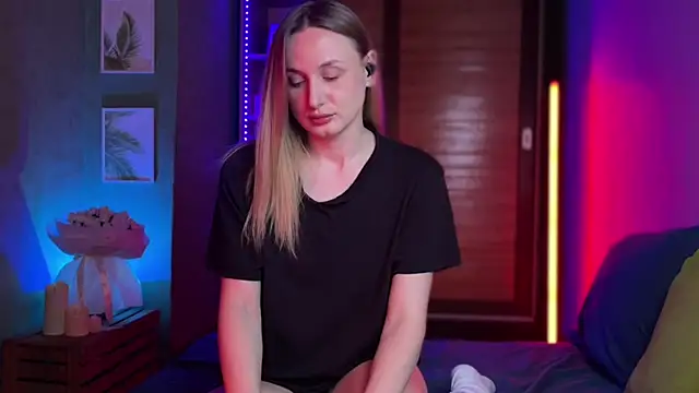 LovaMay online show from April 4, 9:02 pm