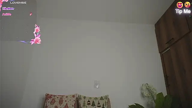 Roxybeautyy online show from February 8, 11:14 am