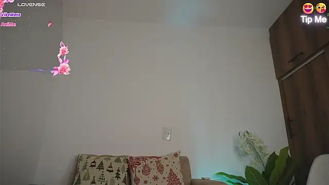 Roxybeautyy online show from March 18, 9:36 am