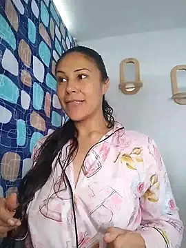 KittyHoleshot87 online show from February 2, 3:00 pm