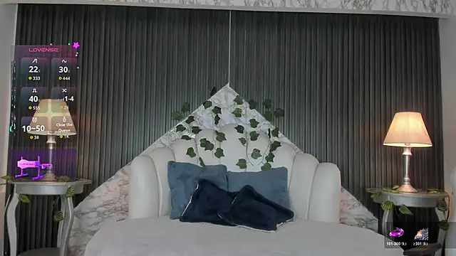 DaniCollinn  online show from December 3, 8:55 pm