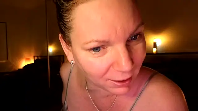 aussiepeaches online show from April 14, 1:00 pm