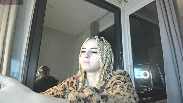 Ella Vee online show from October 26, 4:08 am