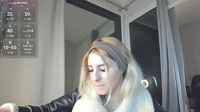 Ella Vee online show from November 3, 4:05 am